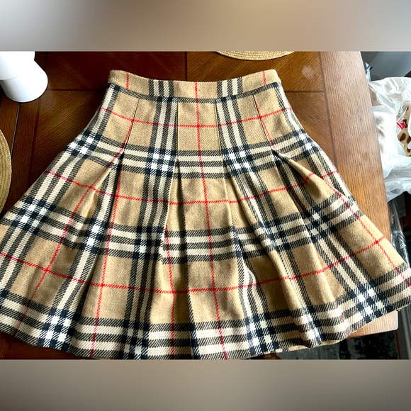 Burberry Dresses & Skirts - (SIZE 6) AUTHENTIC BURBERRY MINISKIRT LAMBSWOOL
Burberry vintage lambswool skirt